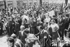 12.05.1981, Warszawa, Polska..
Ludzie z krzyżami i transparentami oczekujący na decyzję w sprawie rejestracji Niezależnego Samorządnego Związku Zawodowego 