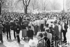 12.05.1981, Warszawa, Polska..
Ludzie z krzyżami i transparentami oczekujący na decyzję w sprawie rejestracji Niezależnego Samorządnego Związku Zawodowego 