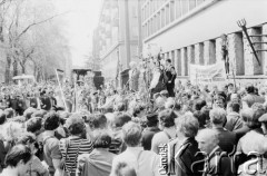 12.05.1981, Warszawa, Polska..
Ludzie oczekujący przed Gmachem Sądu Najwyższego na decyzję w sprawie rejestracji Niezależnego Samorządnego Związku Zawodowego 