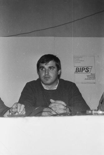 Wrzesień lub październik 1981, Gdańsk, Polska..
Konferencja prasowa BIPS (Biuro Informacji Prasowej Solidarność) podczas I Krajowego Zjazdu Delegatów NSZZ „Solidarność”. Na zdjęciu Jan Kułaj, działacz rolniczej Solidarności.
Fot. NN, zbiory Ośrodka KARTA, udostępnił Krzysztof Frydrych.