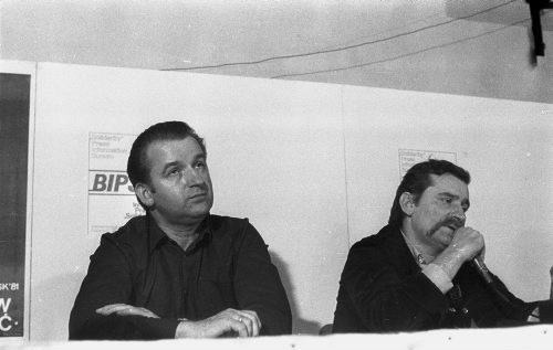 Wrzesień lub październik 1981, Gdańsk, Polska..
Konferencja prasowa BIPS (Biuro Informacji Prasowej Solidarność) podczas I Krajowego Zjazdu Delegatów NSZZ „Solidarność”. Na zdjęciu Marian Jurczyk i Lech Wałęsa.
Fot. NN, zbiory Ośrodka KARTA, udostępnił Krzysztof Frydrych.
