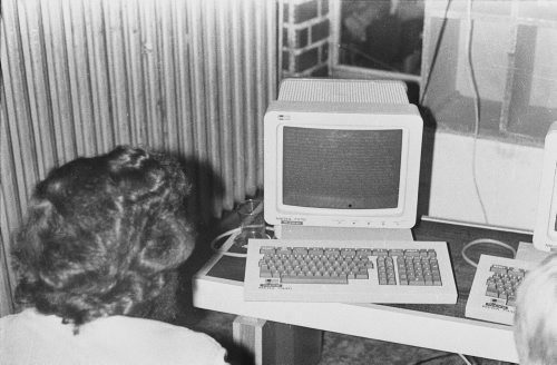 Wrzesień lub październik 1981, Gdańsk, Polska..
Obrady I Krajowego Zjazdu Delegatów NSZZ „Solidarność”, mężczyzna siedzący przed komputerem.
Fot. NN, zbiory Ośrodka KARTA, udostępnił Krzysztof Frydrych.
