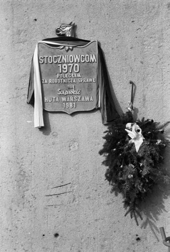 Październik 1981, Gdańsk, Polska..
Tablica upamiętniająca stoczniowców, którzy zginęli w 1970 roku.
Fot. NN, zbiory Ośrodka KARTA, udostępnił Krzysztof Frydrych.