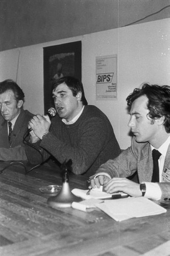 Wrzesień lub październik 1981, Gdańsk, Polska..
Konferencja prasowa BIPS (Biuro Informacji Prasowej Solidarność) podczas I Krajowego Zjazdu Delegatów NSZZ „Solidarność”, w środku siedzi Jan Kułaj, działacz rolniczej 