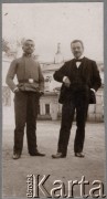 Ok. 1900, Moskwa, Rosja.
Bracia Zygmunt (po lewej stronie) i Julian Klukowscy - synowie Felicji z domu Podwińskiej i Jordana Klukowskich. Zygmunt Klukowski (1885-1959) był z wykształcenia lekarzem, z zamiłowania historykiem regionalistą, bibliofilem a także działaczem społecznym. Jego starszy brat Julian urodził siłę w 1872 roku, zmarł w 1917 roku. Prawdopodobnie zdjęcie zostało wykonane, kiedy Klukowski był uczniem gimnazjum.
Fot. NN, zbiory Ośrodka KARTA, udostępniła Joanna Majewska