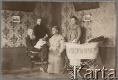 1903, Moskwa, Rosja.
Rodzina Klukowskich. Zdjęcie zostało wykonane prawdopodobnie w ich domu. Po lewej stronie siedzi Jordan Klukowski (1839-1921), który trzyma na rękach swoją wnuczkę Zofię (1902-1944), obok niego jest widoczna jego żona Felicja z Podwińskich Klukowska (1846-1929). Z tyłu stoją: Zofia Borysowicz z domu Klukowska (1878-1920) - córka Felicji i Jordana (po lewej stronie) oraz żona ich syna Juliana, matka Zofii - Eufrozyna z domu Osadcza (1879-1959). Klukowscy mieszkali w Moskwie od 1894 roku do 1921 roku, kiedy to przenieśli się do Polski.
Fot. NN, zbiory Ośrodka KARTA, udostępniła Joanna Majewska