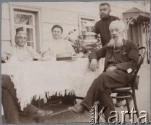 Ok. 1903, Moskwa, Rosja.
Członkowie rodziny Klukowskich siedzący przy stole przed domem. Po prawej stronie siedzi Jordan Klukowski (1839-1921), po lewej jego żona Felicja z domu Podwińska (1846-1929), obok niej Eufrozyna Klukowska (1879-1959) - żona Juliana (syna  Felicji i Jordana). Po prawej stronie stoi Zygmunt Klukowski (1885-1959) - syn Felicji i Jordana. Klukowscy mieszkali w Moskwie od 1894 roku, w 1921 przenieśli się do Polski, do Kalisza.
Fot. NN, zbiory Ośrodka KARTA, udostępniła Joanna Majewska