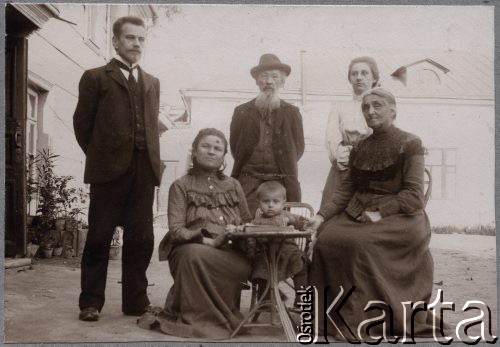 1903-1904, Moskwa, Rosja.
Rodzina Klukowskich przed domem. Pierwszy z lewej stoi Julian Klukowski (1872-1917), w środku jego ojciec Jordan Klukowski (1839-1921), a po prawej stronie córka Jordana i siostra Juliana - Zofia (1878-1920, po mężu Borysowicz). Siedzące osoby to: Felicjia Klukowska (1846-1929)- żona Jordana, Eufrozyna Klukowska - żona Juliana i jej córka Zofia (1902-1944).
Fot. NN, zbiory Ośrodka KARTA, udostępniła Joanna Majewska