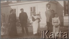 1903-1904, Moskwa, Rosja.
Grupa osób przed domem. Kobieta stojąca po lewej stronie to Zofia Borysowicz z domu Klukowska (1878-1920) - siostra Zygmunta Klukowskiego, obok niej jest widoczna córka jej brata Juliana - także Zofia (1902-1944), a po prawej stronie mąż Zofii Borysowicz - Konstanty. 
Fot. NN, zbiory Ośrodka KARTA, udostępniła Joanna Majewska