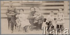 Ok. 1903, Moskwa, Rosja.
Grupa osób przed domem. Pierwszy z lewej siedzi Zygmunt Klukowski (1885-1959).
Fot. NN, zbiory Ośrodka KARTA, udostępniła Joanna Majewska