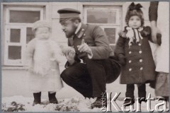 Ok. 1905, Moskwa, Rosja.
Zygmunt Klukowski (1885-1959) i jego bratanek Jan Klukowski (1904-1944), z prawej starsza siostra Jana Zofia Klukowska (1902-1944).  
Fot. NN, zbiory Ośrodka KARTA, udostępniła Joanna Majewska
