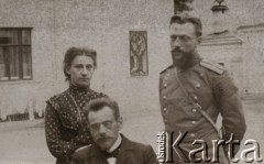 Ok. 1905, Moskwa, Rosja.
Grupa osób na podwórzu przed domem. Po lewej stronie stoi Zofia Klukowska (1878-1920), przed nią siedzi jej brat Julian Klukowski (1872-1917). Po prawej stronie w mundurze stoi Zygmunt Dworzańczyk, przyjaciel Juliana Klukowskiego, który został zmobilizowany w 1914 roku, w 1915 roku trafił do niewoli niemieckiej, po uwolnieniu w 1918 roku zamieszkał w Warszawie. W 1943 roku został aresztowany, zmarł w obozie na Majdanku.
Fot. NN, zbiory Ośrodka KARTA, udostępniła Joanna Majewska