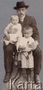 Ok. 1905, Moskwa, Rosja.
Julian Klukowski z dziećmi - Janem (1904-1944) i Zofią (1902-1944). 
Fot. NN, zbiory Ośrodka KARTA, udostępniła Joanna Majewska