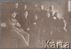 Ok. 1900, Rosja.
Grupa młodych mężczyzn, uczniowie gimnazjum lub studenci.
Fot. NN, zbiory Ośrodka KARTA, udostępniła Joanna Majewska