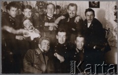 Ok. 1905, Moskwa, Rosja.
Zygmunt Klukowski (siedzi pierwszy z lewej strony) w towarzystwie kolegów, prawdopodobnie ze studiów medycznych. 
Fot. NN, zbiory Ośrodka KARTA, udostępniła Joanna Majewska