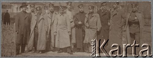 Ok. 1905, Rosja.
Zygmunt Klukowski (stoi drugi z prawej strony) w towarzystwie kolegów, prawdopodobnie ze studiów medycznych. 
Fot. NN, zbiory Ośrodka KARTA, udostępniła Joanna Majewska
