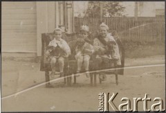 1916, Moskwa, Rosja.
Chłopcy w przebraniach trzymający na kolanach szczeniaki. W środku siedzi Antoni Klukowski, urodzony w 1909 roku, bratanek Zygmunta Klukowskiego. 
Fot. NN, zbiory Ośrodka KARTA, udostępniła Joanna Majewska