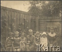 1916, Moskwa, Rosja.
Dzieci uciekinierów z Polski, w białym kapeluszu siedzi Jerzy Szczeciński z Warszawy.
Fot. NN, zbiory Ośrodka KARTA, udostępniła Joanna Majewska