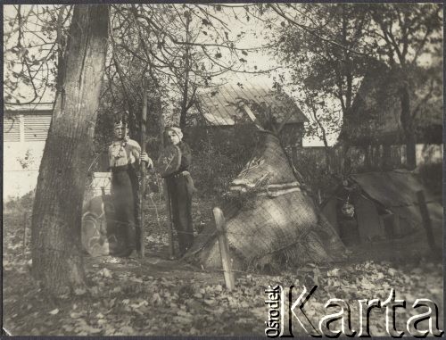 Ok. 1915, Moskwa, Rosja.
Dzieci podczas zabawy w Indian. W środku widoczny jest wigwam.
Fot. NN, zbiory Ośrodka KARTA, udostępniła Joanna Majewska