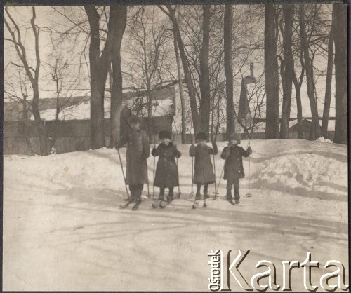 Ok. 1915, Moskwa, Rosja.
Dzieci jadące na nartach przez ośnieżony park przy ulicy Usaczowskiej.
Fot. NN, zbiory Ośrodka KARTA, udostępniła Joanna Majewska