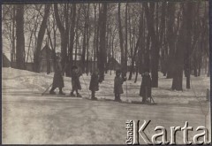 Ok. 1915, Moskwa, Rosja.
Dzieci jeżdżące na nartach w parku przy ulicy Usaczowskiej.
Fot. NN, zbiory Ośrodka KARTA, udostępniła Joanna Majewska