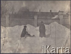 Ok. 1915, Moskwa, Rosja.
Zima, dwaj chłopcy ciągnący trzecie dziecko na sankach.
Fot. NN, zbiory Ośrodka KARTA, udostępniła Joanna Majewska