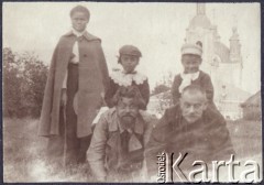 Ok. 1910, brak miejsca.
Z przodu, pierwszy z lewej strony jest widoczny Zygmunt Klukowski (1885-1959), obok niego jego brat Julian (1872-1917), z tyłu stoi żona Juliana - Eufrozyna  (1879-1959). Na plecach Zugmunta siedzi Zofia (1902-1944) a na Juliana - Jan (1904-1944), dzieci Eufrozyny i Juliana. W tle widoczna jest cerkiew.
Fot. NN, zbiory Ośrodka KARTA, udostępniła Joanna Majewska