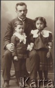 Ok. 1910, brak miejsca.
Julian Klukowski z dziećmi: Janem i Zofią.
Fot. NN, zbiory Ośrodka KARTA, udostępniła Joanna Majewska