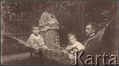 Ok. 1908, Letnisko k/ Moskwy, Rosja.
Eufrozyna i Julian Klukowscy wraz z dziećmi: Zofią i Janem.
 Fot. NN, zbiory Ośrodka KARTA, udostępniła Joanna Majewska
