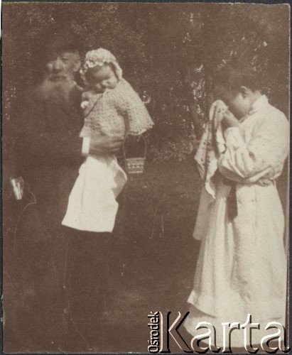 Ok. 1912, brak miejsca.
Zofia Borysowicz (1878-1920), z domu Klukowska, żona Konstantego Borysowicza, po lewej jej ojciec Jordan Klukowski (1839-1921), który trzyma na rękach córkę Zofii - Jadwigę.
Fot. NN, zbiory Ośrodka KARTA, udostępniła Joanna Majewska
