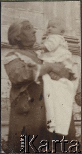 Ok. 1912, brak miejsca.
Felicja Klukowska (1846-1929), żona Jordana Klukowskiego, wraz ze swoją wnuczką  - Jadwigą (córką Zofii i Konstantego Borysowiczów).
Fot. NN, zbiory Ośrodka KARTA, udostępniła Joanna Majewska