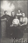 1914, brak miejsca.
 Eufrozyna i Julian Klukowscy z dziećmi: (od lewej strony) Janem, Zofią i Antonim. 
Fot. NN, zbiory Ośrodka KARTA, udostępniła Joanna Majewska