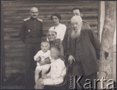 Ok. 1915, brak miejsca.
Rodzina Klukowskich przed domem, w pierwszym rzędzie z prawej stoi Jordan Klukowski (1839-1921), obok niego widoczna jest jego żona Felicja (1846-1929) z wnukami: Zygmuntem (na jej kolanach, urodzonym w 1912 roku) i Władysławem (1908-1943). Z tyłu stoją: w środku Zofia Borysowicz (1878-1920), po prawej stronie jej mąż - Konstanty (w mundurze), po lewej brat Konstantego - Karol Borysowicz, także w mundurze.
Fot. NN, zbiory Ośrodka KARTA, udostępniła Joanna Majewska