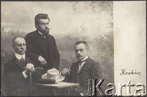 Czerwiec 1909, Kraków, Austro-Węgry
Zygmunt Klukowski (stoi) w towarzystwie swojego brata Juliana Klukowskiego (siedzi po prawej stronie) i Teodozego Lipińskiego (po lewej stronie). Zdjęcie zostało wykonane podczas studiów medycznych Zygmunta Klukowskiego na Uniwersytecie Jagiellońskim. 
Fot. NN, zbiory Ośrodka KARTA, udostępniła Joanna Majewska