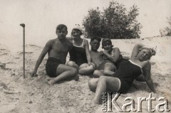 Ok. 1930, brak miejsca.
Grupa osób w strojach kąpielowych, pierwszy z lewej siedzi Jan Klukowski.
Fot. NN, zbiory Ośrodka KARTA, udostępniła Joanna Majewska
