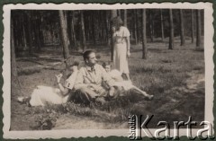 Wrzesień 1935, Polska.
Grupa osób wypoczywających w lesie, stoi Wacława Klukowska z domu Kostrowska, żona Antoniego Klukowskiego. Z tyłu zdjęcia znajduje się podpis: 