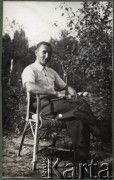 1920-1939, Polska.
Leon Kuncewicz - przyjaciel rodziny Klukowskich, siedzący na krześle w ogrodzie.
Fot. NN, zbiory Ośrodka KARTA, udostępniła Joanna Majewska