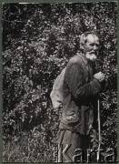 1920-1939, Polska.
Żebrak, starszy mężczyzna w zniszczonym ubraniu, z workiem na plecach i kosturem w dłoniach.
Fot. NN, zbiory Ośrodka KARTA, udostępniła Joanna Majewska