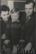 Marzec 1944, Polska.
Jan i Maria Klukowscy z synem Julianem, urodzonym w 1939 roku.
Fot. NN, zbiory Ośrodka KARTA, udostępniła Joanna Majewska
