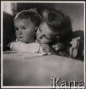 Ok. 1947, Polska.
Siostry Ewa (z prawej strony, urodzona w 1939 roku) i Zofia (urodzona w 1946 roku) - córki Wacławy i Antoniego Klukowskich.
Fot. NN, zbiory Ośrodka KARTA, udostępniła Joanna Majewska