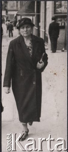 1930-1939, Polska.
Eufrozyna Klukowska, żona Juliana Klukowskiego. Na zdjęciu w ciemnym płaszczu i kapeluszu.
Fot. NN, zbiory Ośrodka KARTA, udostępniła Joanna Majewska