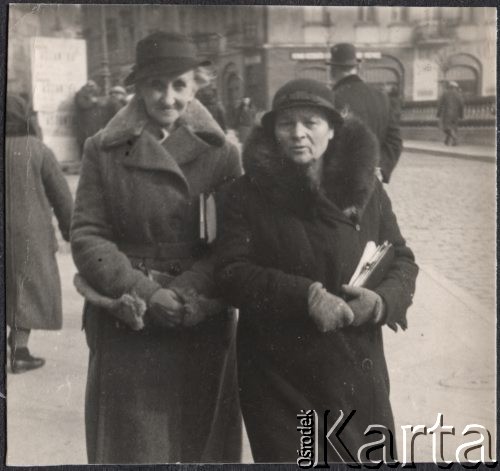 1930-1939, brak miejsca.
Dwie kobiety idące ulicą. Po prawej stronie Eufrozyna Klukowska, żona Juliana Klukowskiego, po lewej stronie jej znajoma.
Fot. NN, zbiory Ośrodka KARTA, udostępniła Joanna Majewska