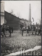 1932, Polska.
Grupa żołnierzy jadących na koniach. Po prawej stronie, w środku trójki, jest widoczny Jan Klukowski. Podpis z tyłu zdjęcia: 
