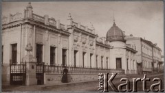 Ok. 1900, Moskwa, Rosja.
Na zdjęciu widoczny jest budynek w stylu secesyjnym i idąca ulicą kobieta.
Fot. NN, zbiory Ośrodka KARTA, udostępniła Joanna Majewska