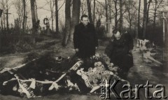 Listopad 1959, Szczebrzeszyn, pow. Zamość, woj. Lublin, Polska.
Pogrzeb Zygmunta Klukowskiego. Urodził się on w 1885 roku, z wykształcenia był lekarzem, z zamiłowania historykiem regionalistą, bibliofilem, a także działaczem społecznym. Jego pogrzeb był bardzo uroczysty, prowadzony w rycie wojskowym. Na zdjęciu widoczni są dwaj mężczyźni stojącu przy grobie Klukowskiego.
Fot. NN, zbiory Ośrodka KARTA