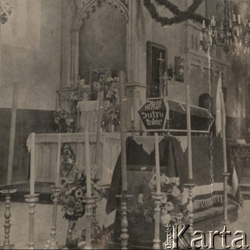 1924-1932, Kosów Poleski, woj. poleskie, Polska.
Wnętrze kościoła pod wezwaniem Przenajświętszej Trójcy, na pierwszym planie widoczny jest katafalk otoczony świecami, na którym stoi trumna z tabliczką: 