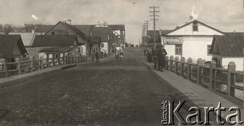 1924-1932, Kosów Poleski, woj. poleskie, Polska.
Fragment miasta, ulica Tadeusza Kościuszki. Na budynku z prawej wisi szyld: 