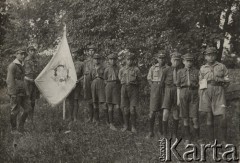 1924-1932, Kosów Poleski, woj. poleskie, Polska.
Grupa harcerzy ze sztandarem, na którym widnieje krzyż harcerski i napis 