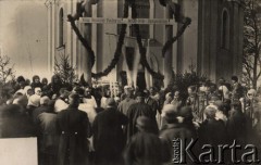 1924-1932, Iwacewicze, woj. poleskie, Polska.
Uroczyste powitanie biskupa przed kościołem. Na kościele wisi napis: 
