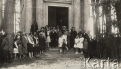 1924-1932, Piaski, woj. poleskie, Polska.
Grupa osób przed kaplicą, z prawej stoją członkowie Związku Strzeleckiego. Podpis na fotografii 
